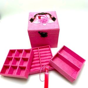 NWOT  European Style Pink Velvet Jewelry Box